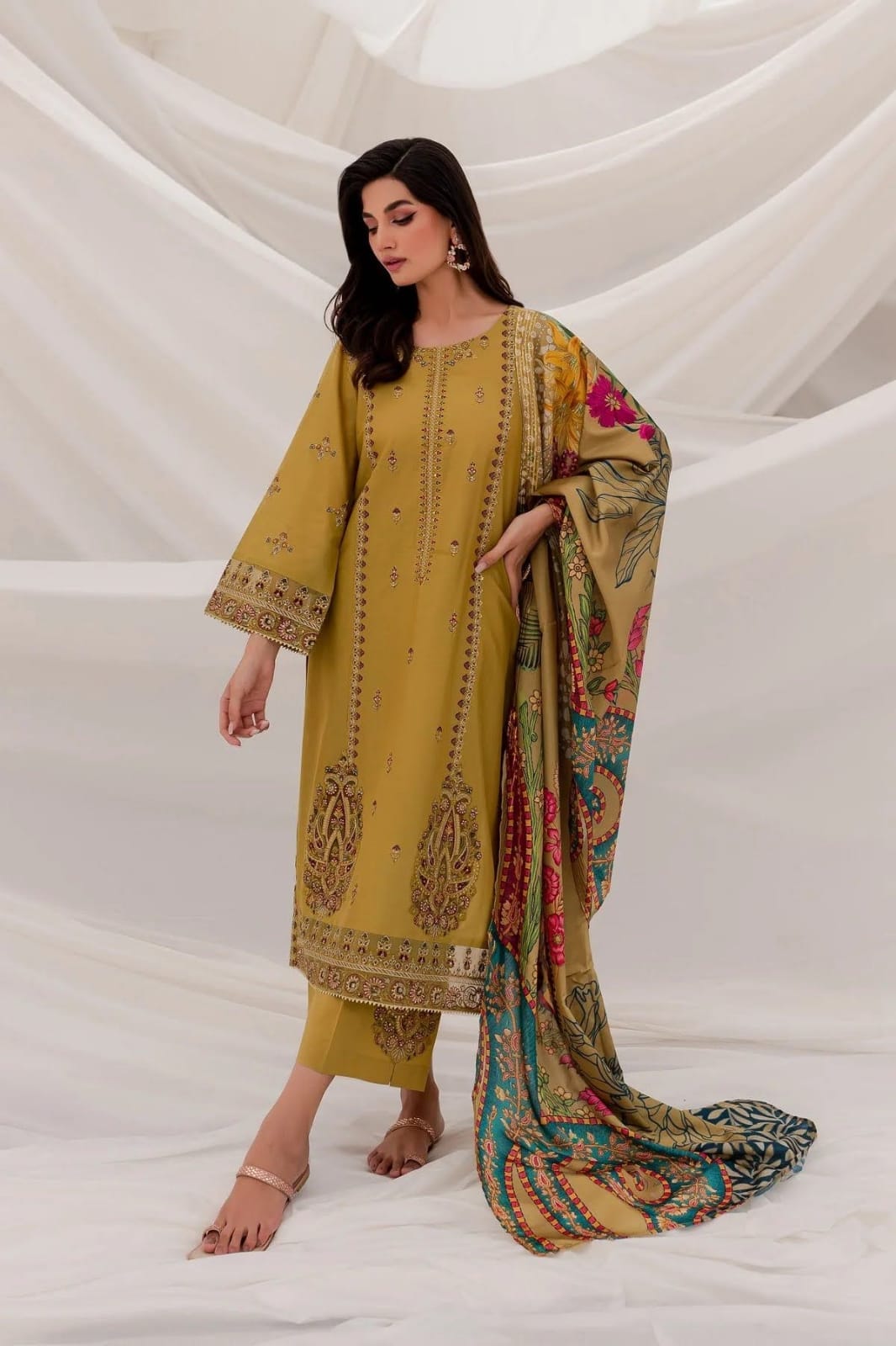 Sapphire SP-857 Embroidered lawn 3pc
